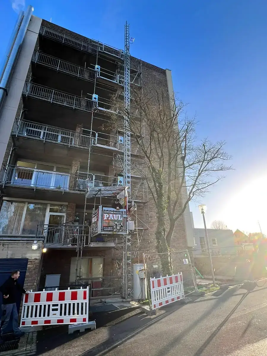 Bauaufzug am Gerüst für den Materialtransport – Paul Gerüstbau