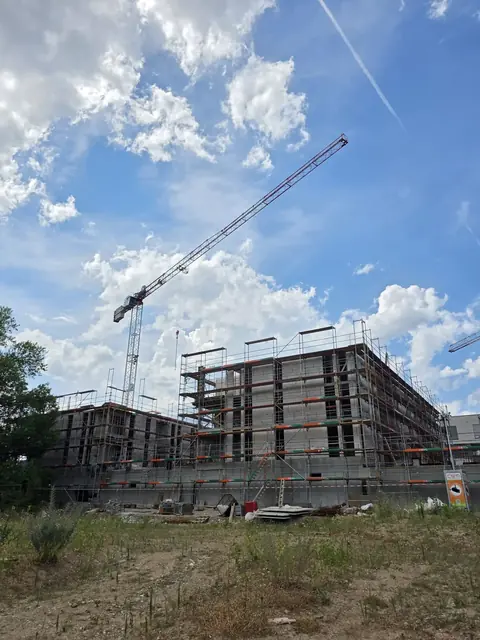 Eingerüsteter Baukörper des Campus Isotec in Bergisch Gladbach