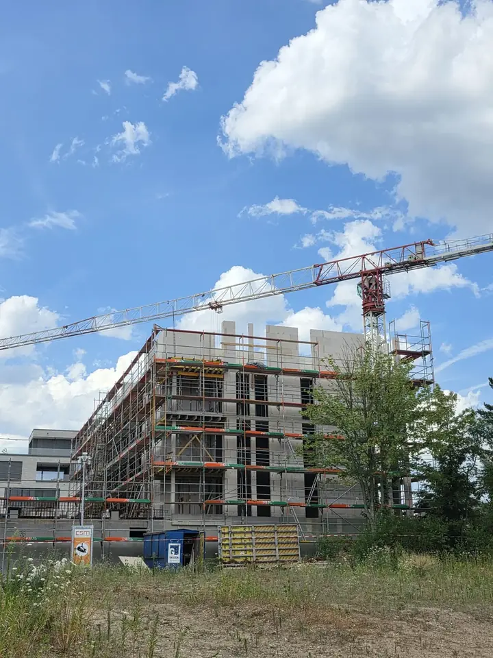 Eingerüstete Baukörper des Campus Isotec in Bergisch Gladbach mit Turmdrehkran