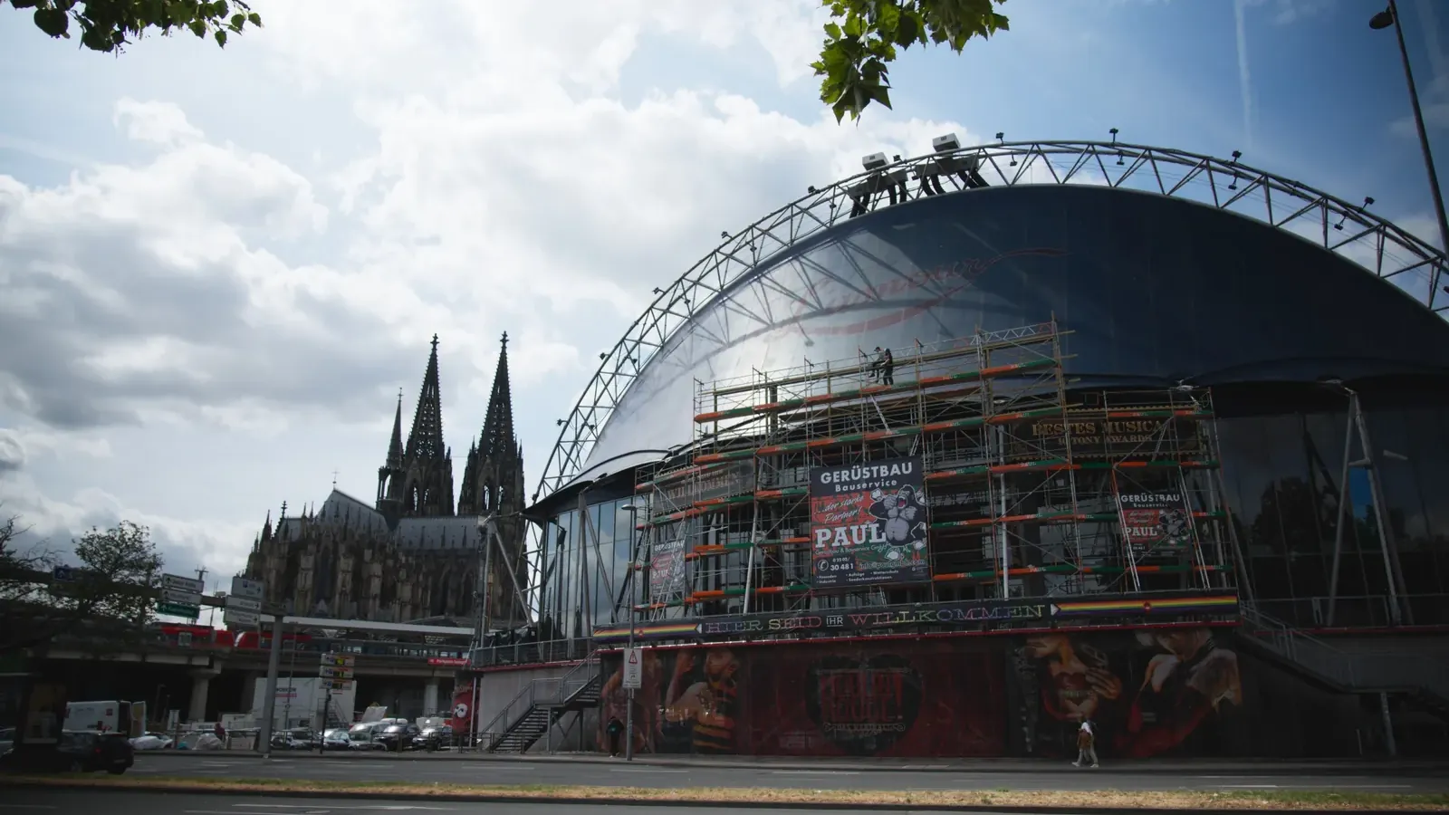 Gerüstbau in Köln: eingerüsteter Musical Dome am Breslauer Platz mit dem Kölner Dom im Hintergrund