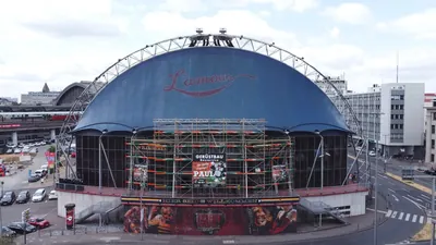 Gerüstbau Köln – eingerüstete Kuppel des Musical Dome am Breslauer Platz mit dem Kölner Dom im Hintergrund