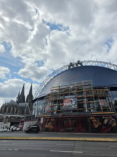 Gerüstbau am Musical Dome in Köln – eingerüstete Kuppel mit Kölner Dom, Paul Gerüstbau & Bauservice