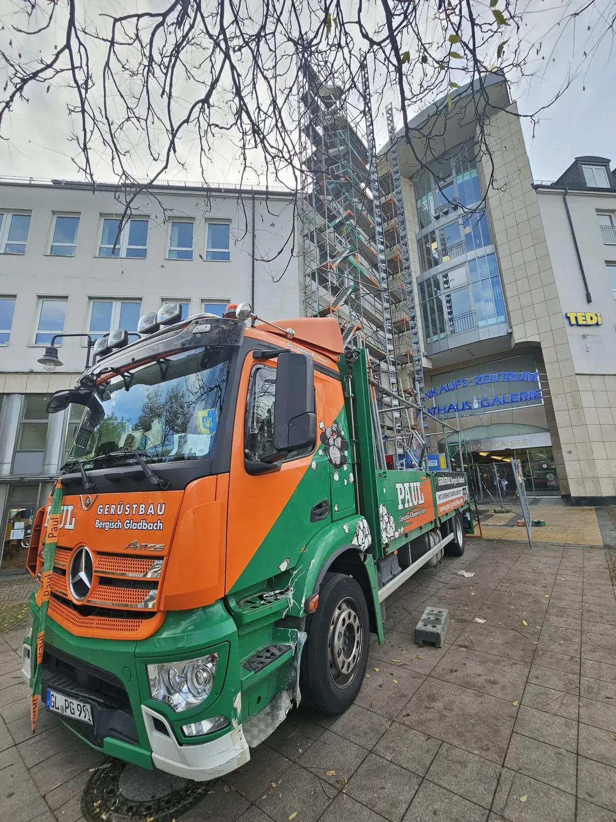Paul-Gerüstbau-LKW vor der Rathaus Galerie Wuppertal mit hohem Gerüstturm am Eingangsrundbau