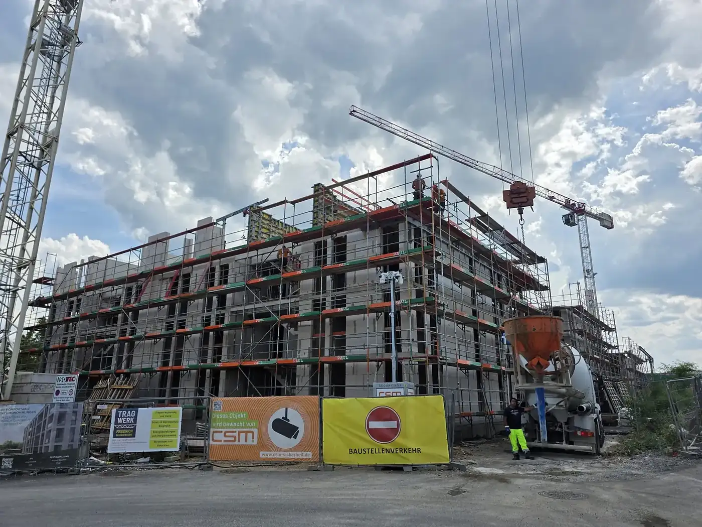 Rund 10.000 Quadratmeter Fassadengerüst am Rohbau des Campus Isotec in Bergisch Gladbach neben dem Baukran