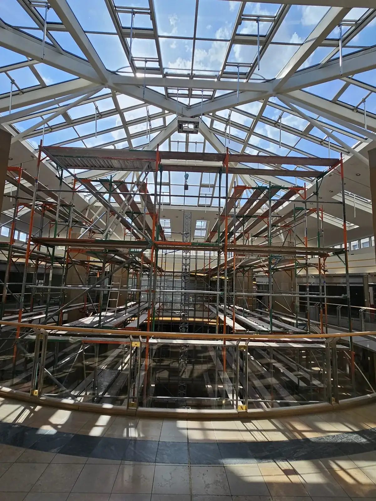 Raumgerüst im Eingangsrundbau der Rathaus Galerie Wuppertal, Arbeitsebenen unter dem Glasdach