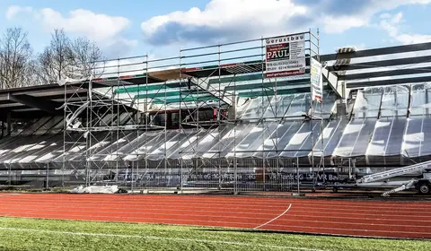 Eingerüstete Tribüne mit Schutzplane – Paul Gerüstbau