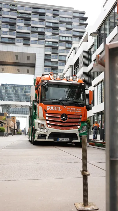 Freistehende Treppentürme von Paul Gerüstbau im Kölner Rheinauhafen vor den Kranhäusern
